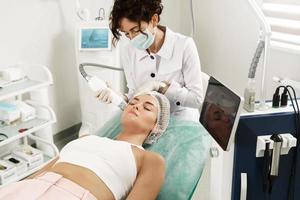 médico e cliente mulher durante tratamento de levantamento de radiofrequência em uma clínica de estética médica
