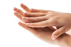 mãos femininas com pele macia e linda manicure francesa em fundo branco foto