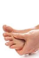 pés femininos com coceira na pele afetados por infecção fúngica foto