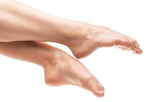pés femininos com pele macia e lisa após o tratamento de depilação foto