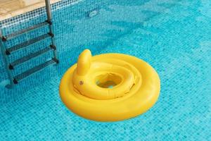 anel inflável do flutuador do bebê na piscina ao ar livre foto