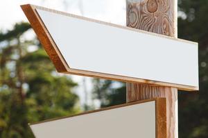 placa de madeira com setas em branco apontando em direções diferentes. foto