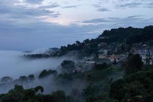 vista do topo de doi mae salong com mar de névoa ao pôr do sol foto