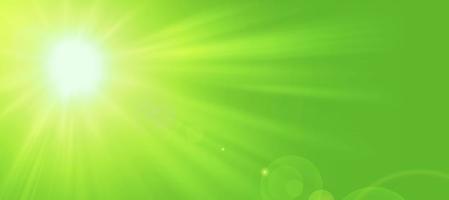 fundo verde natural com sol de verão e reflexo de lente. luz solar sobre fundo verde natural. foto