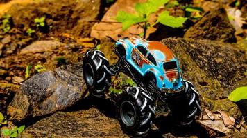 minahasa, indonésia, sábado, 10 de dezembro de 2022, incrível brinquedo de carro off-road monstro foto