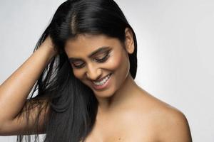 mulher indiana está muito feliz com seu cabelo preto longo e saudável foto