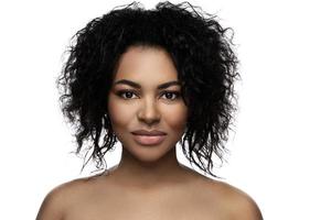 jovem linda mulher negra com pele lisa em fundo branco foto