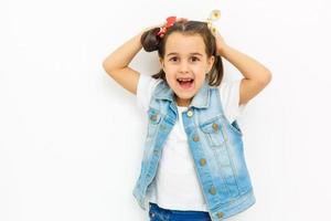 conceito de cuidado de cabelo com retrato de menina mantém o cabelo isolado no branco foto