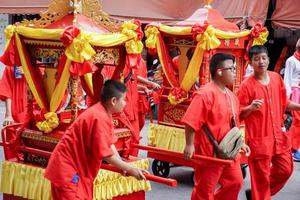 12 de dezembro de 2018 cadeira de seda do deus chinês com grupo de transportadora no desfile chinês de respeito a celebração dos deuses chineses da cidade de lampang. foto