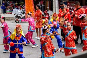 12 de dezembro de 2018 grupo de teatro de dançarino chinês dançando em respeito chinês a celebração dos deuses da cidade de lampang antes do ano novo chinês em fevereiro. foto