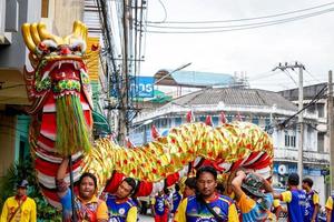 12 de dezembro de 2018 grupo de teatro de performance de dançarino de dragão chinês dançando em respeito chinês a celebração dos deuses da cidade de lampang antes do ano novo chinês em fevereiro. foto