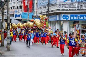 12 de dezembro de 2018 grupo de teatro de performance de dançarino de dragão chinês dançando em respeito chinês a celebração dos deuses da cidade de lampang antes do ano novo chinês em fevereiro. foto