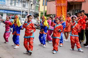 12 de dezembro de 2018 grupo de teatro de dançarino chinês dançando em respeito chinês a celebração dos deuses da cidade de lampang antes do ano novo chinês em fevereiro. foto