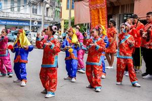 12 de dezembro de 2018 grupo de teatro de dançarino chinês dançando em respeito chinês a celebração dos deuses da cidade de lampang antes do ano novo chinês em fevereiro. foto