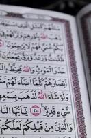 closeup nos versos do Alcorão ou Alcorão. concentre-se no texto vermelho de lafadz allah foto