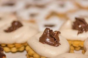 biscoitos de natal saborosos frescos com nougat e macro de espuma branca foto