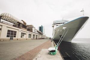 um grande transatlântico de passageiros está atracado no porto. foto