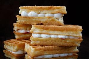 deliciosos waffles vienenses frescos com creme branco. foto