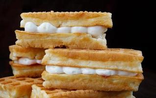 deliciosos waffles vienenses frescos com creme branco. foto