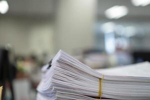 pilha de papel, documento, muitos trabalhos esperando para serem feitos na mesa, conceito ocupado foto