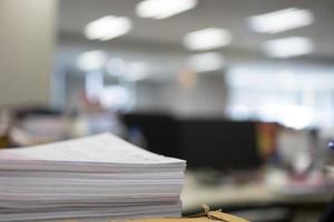 pilha de papel, documento, muitos trabalhos esperando para serem feitos na mesa, conceito ocupado foto