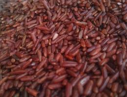 porção de arroz vermelho como close-up detalhado para uso como imagem de fundo foto