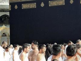 meca, arábia saudita, dezembro de 2022 - peregrinos de todo o mundo estão realizando tawaf em masjid al haram em meca. foto