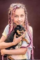 uma adolescente com um cachorro nos braços. a menina tinha um chihuahua de estimação. foto