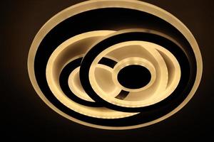 lâmpada interior que emite luz branca, e tem a forma de um círculo duplo