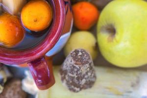 ponche de frutas de natal. no méxico, o ponche de frutas de natal é uma bebida quente com infusão de frutas foto