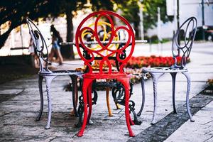 cadeiras coloridas na praça central do pecs, hungria foto