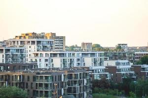 topos de edifícios residenciais de paisagem urbana em fundo de céu branco claro foto