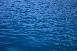 cenário de água do mar azul profundo foto