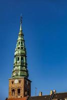 torre da igreja nikolaj em copenhague, dinamarca foto