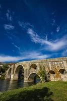 ponte arslanagic no rio trebisnjica em trebinje, bósnia e herzegovina foto