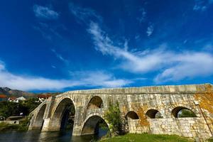 ponte arslanagic no rio trebisnjica em trebinje, bósnia e herzegovina foto