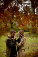 jovem casal no parque outono foto