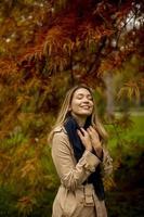 mulher jovem e bonita no parque outono foto