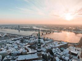 vista aérea da cidade velha de inverno riga foto