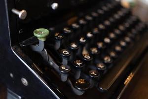 teclas de máquina de escrever vintage com foco seletivo. máquina de escrever antiga. foto de closeup de máquina de máquina de escrever vintage.