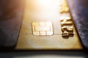 cartão de crédito ouro com foco seletivo de micro chip foto