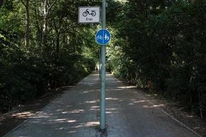 sinal que separa uma ciclovia de uma pedestre, para circulação segura, em um parque. foto