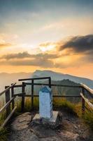 vista da montanha phu chi dao ou phu chee dao em chiang rai, tailândia foto