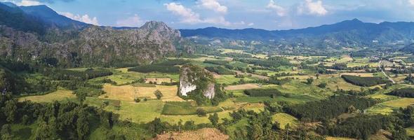 vista aérea do parque nacional de phu lanka, província de phayao, norte da tailândia foto