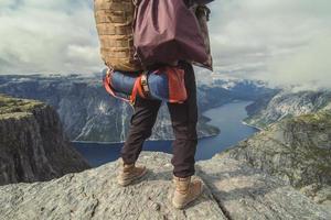 alpinista com pertences na rocha sobre o rio fotografia cênica foto