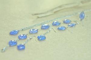 close-up conjunto de bijuterias artesanais com foto do conceito de pedras preciosas azuis
