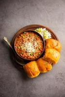 receita de cheese pav bhaji é uma receita de bhaji-pav de comida de rua com adição de queijo foto