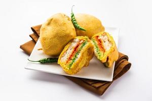 ulta vada pav é feito com pão recheado com batata picante foto