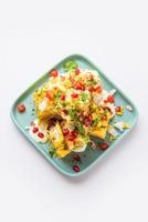 khaman dhokla chaat é uma receita de chaat de fusão muito simples e refrescante feita com restos de dhokla foto