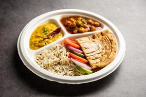 prato de mini refeição indiana, combo thali com chole masala, roti, dal tarka, arroz jeera, salada foto
